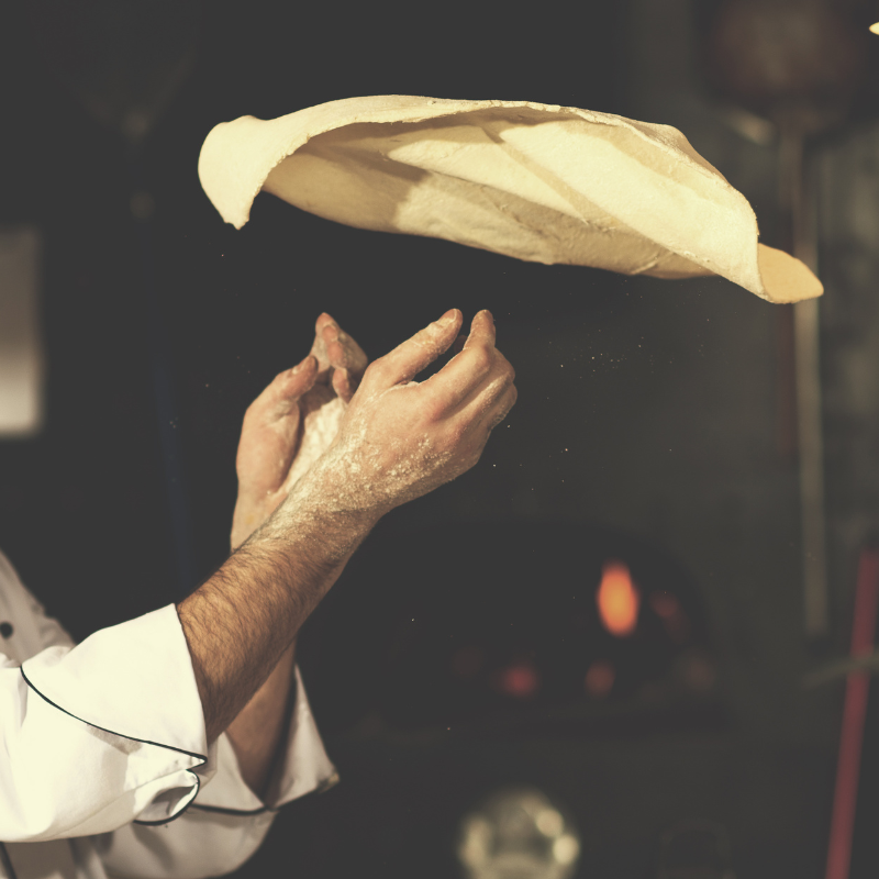 Kỹ năng múa bột pizzaioli nổi tiếng nước Ý từ đôi tay trần, góp phần tạo nên nét văn hóa đặc trưng về pizza được UNESCO công nhận