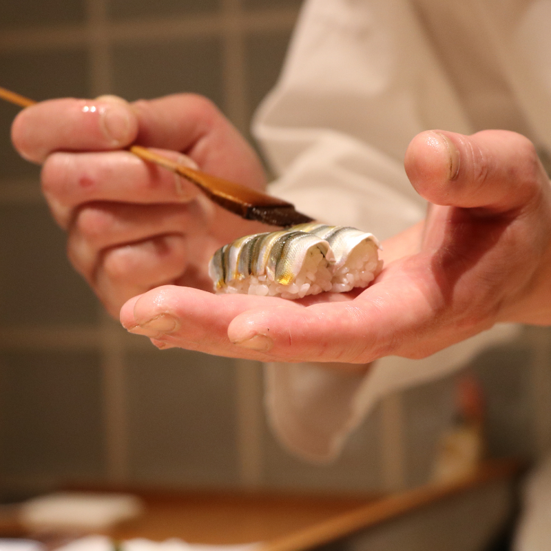 nặn sushi bằng đôi tay trần