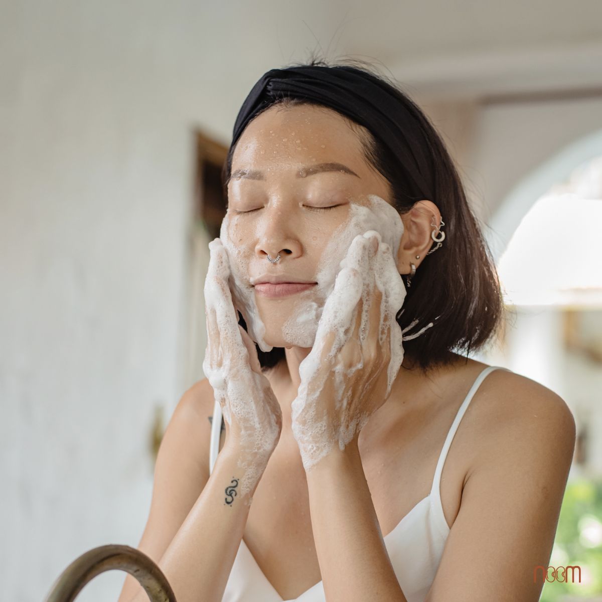 Bước 1: Làm sạch da, tắm gội rửa bằng xà bông tự nhiên. Xà bông tự nhiên vừa làm sạch dịu nhẹ, vừa chứa hơn 5% glycerine giữ nước đọng trên da bạn lâu.