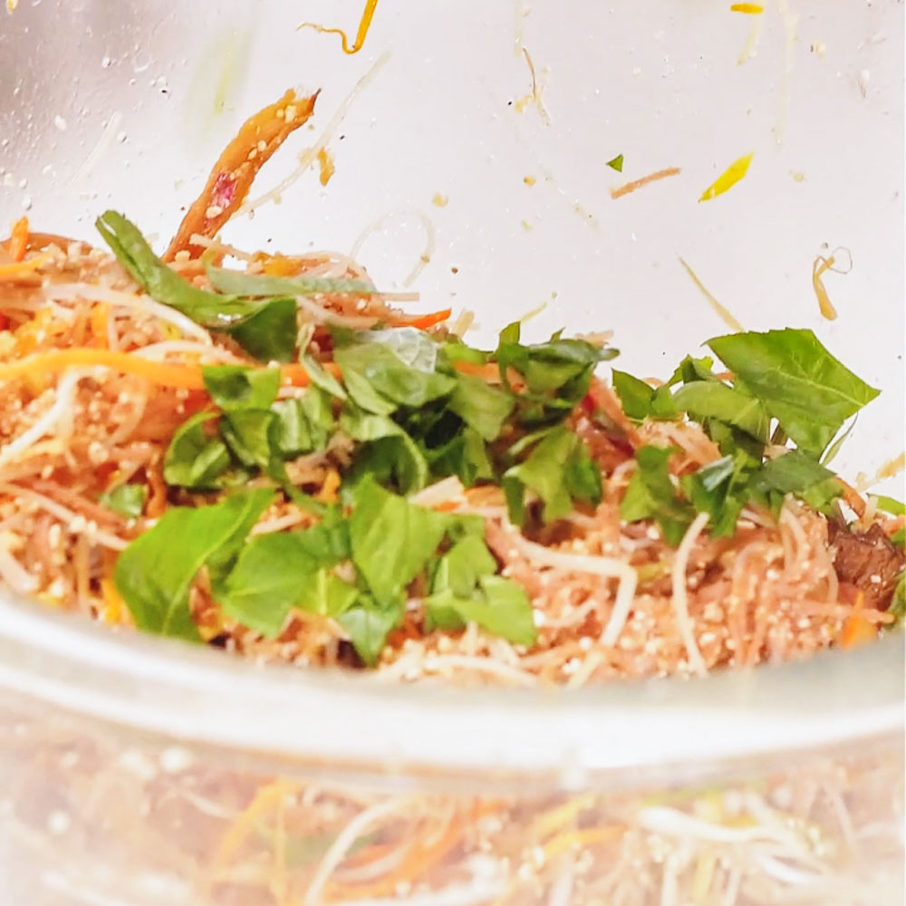 Bì Cuốn Chay Ngon Nhờ Bí Quyết Không Bột Ngọt 12 Rắc húng quế vào bún trộn cho bì cuốn chay thơm hơn