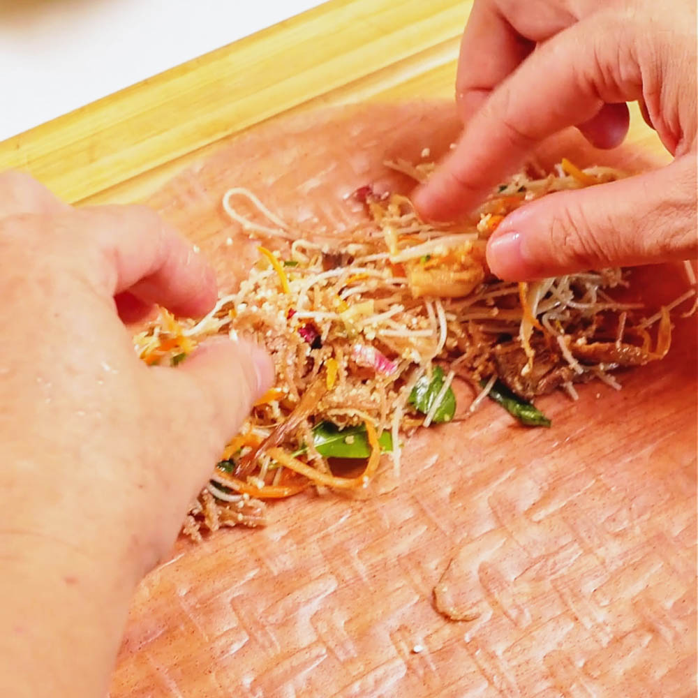 Bì Cuốn Chay Ngon Nhờ Bí Quyết Không Bột Ngọt 13 Định hình nhân bún trên thớt trước khi cuốn bì cuốn chay
