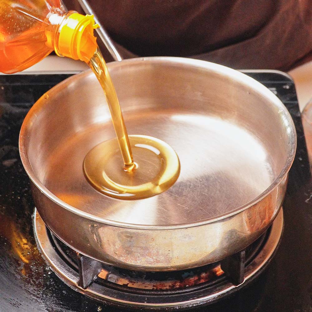 Bì Cuốn Chay Ngon Nhờ Bí Quyết Không Bột Ngọt 1 Đổ dầu hạt điều ép lạnh vào chảo làm bì cuốn chay
