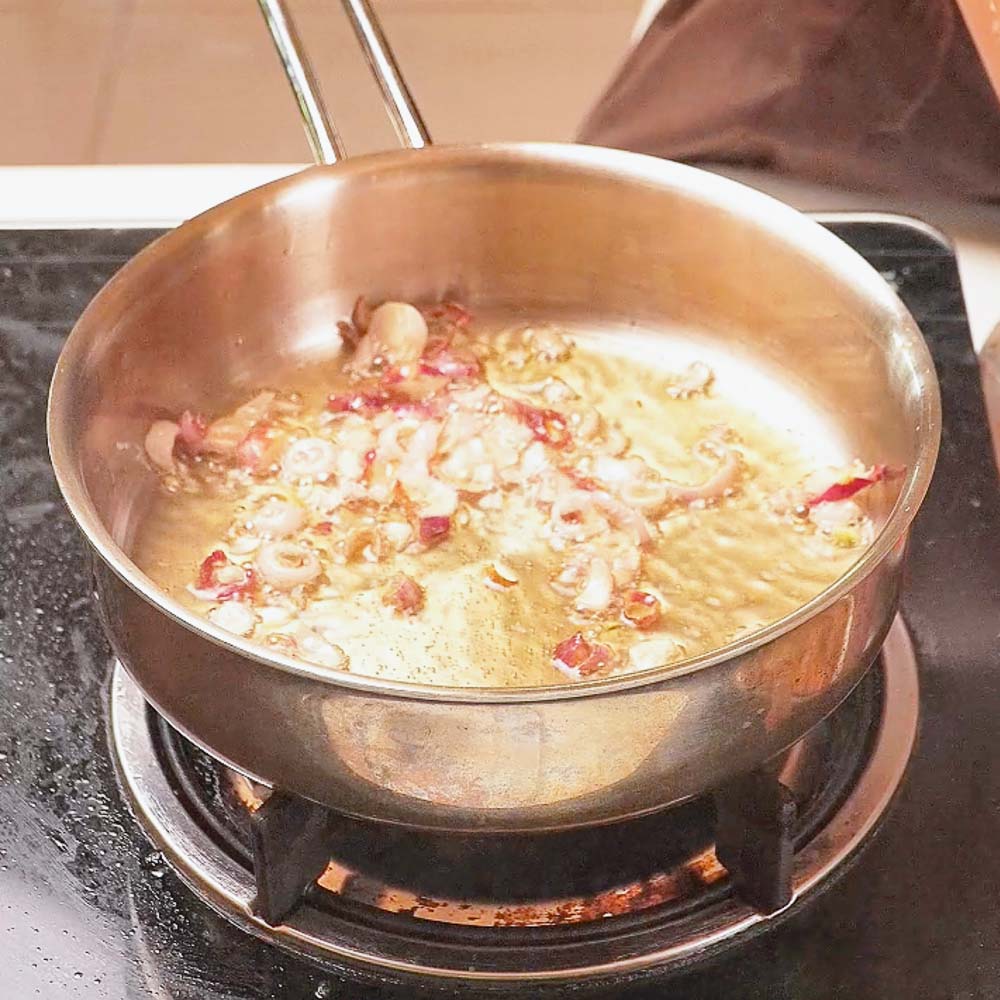 Bì Cuốn Chay Ngon Nhờ Bí Quyết Không Bột Ngọt 2 Xào hành tím thơm cho nhân bì cuốn chay