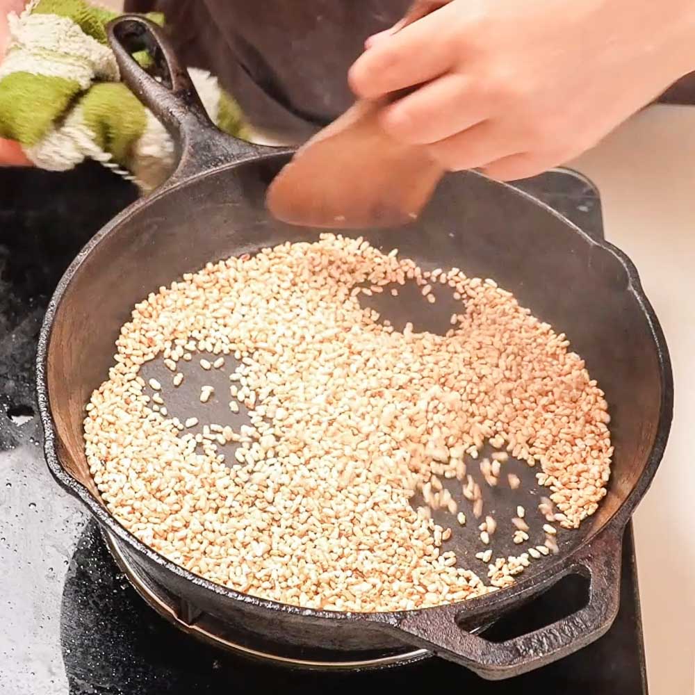 Cách Làm Thính Chay Từ Nếp Nguyên Chất 3 rang nếp trên chảo gang đến khi vàng đều - cách làm thính chay