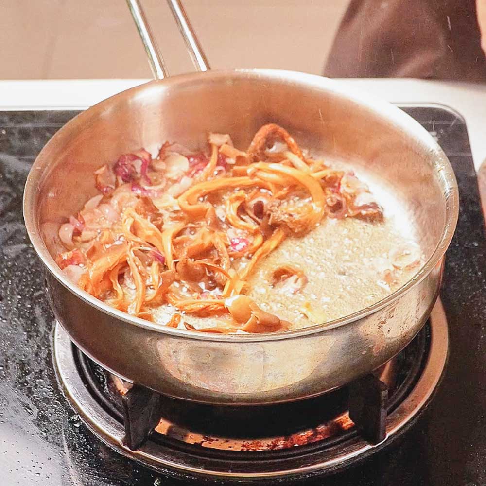 Bì Cuốn Chay Ngon Nhờ Bí Quyết Không Bột Ngọt 3 Xào nấm bào ngư cùng hành tím cho món bì cuốn chay