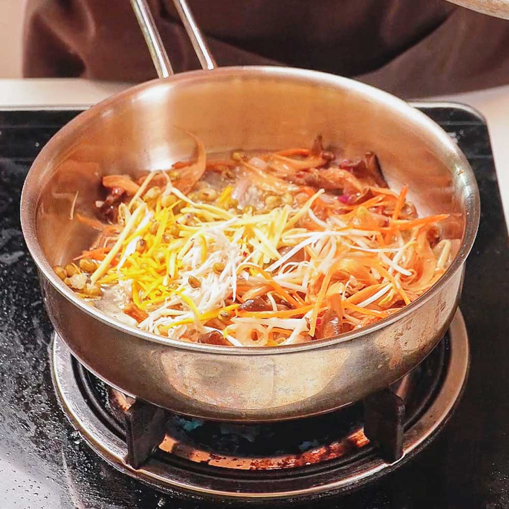 Bì Cuốn Chay Ngon Nhờ Bí Quyết Không Bột Ngọt 4 Xào cà rốt, giá, khoai môn cho nhân bì cuốn chay