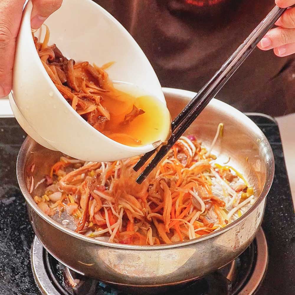 Bì Cuốn Chay Ngon Nhờ Bí Quyết Không Bột Ngọt 5 Chan nước ngâm nấm bào ngư vào nhân bì cuốn chay