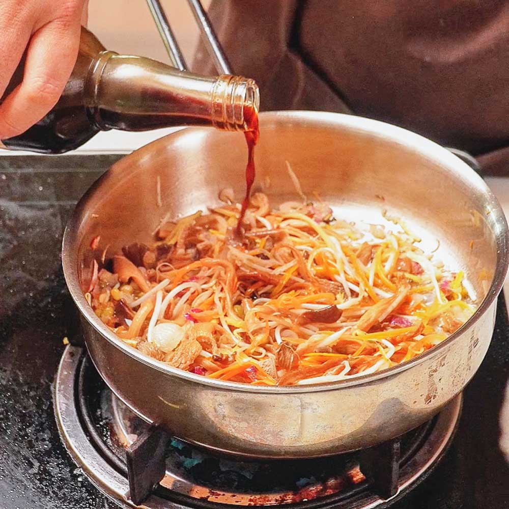 Bì Cuốn Chay Ngon Nhờ Bí Quyết Không Bột Ngọt 6 Nêm nước tương lên men tự nhiên cho bì cuốn chay