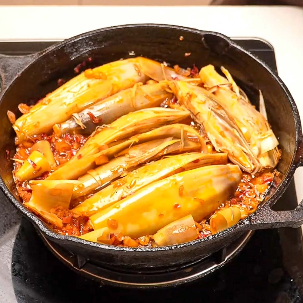 Cá Mòi Kho Chay Từ Hoa Chuối - Chua Ngọt Lạ Miệng (Không Bột Ngọt) 15 Xếp hoa chuối vào chảo kho cùng hành tỏi - cá mòi kho chay