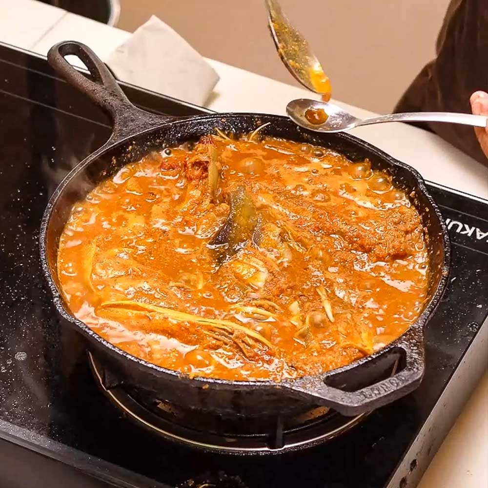 Cá Mòi Kho Chay Từ Hoa Chuối - Chua Ngọt Lạ Miệng (Không Bột Ngọt) 23 Nêm nước tương lên men tự nhiên vào món cá mòi kho chay
