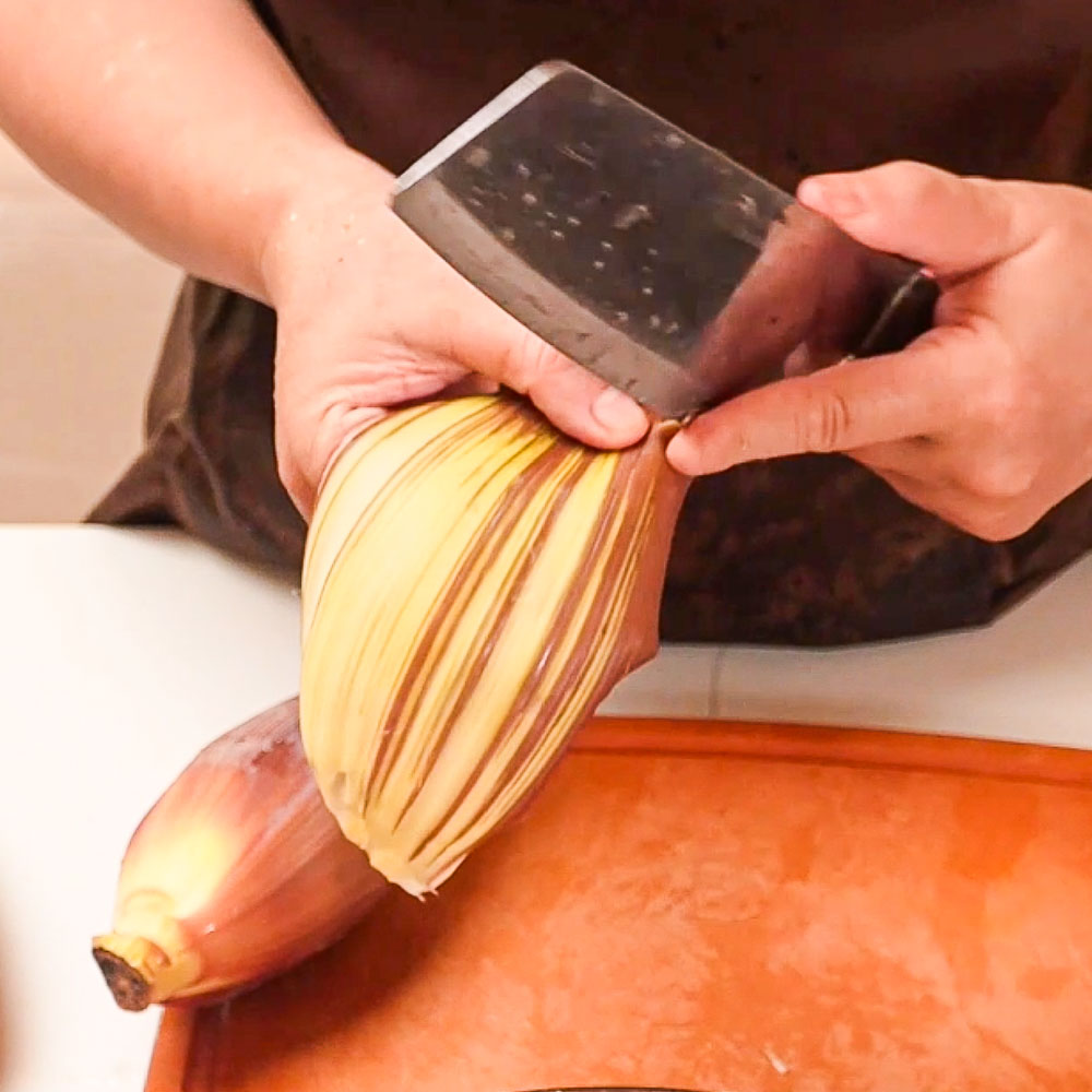 Cá Mòi Kho Chay Từ Hoa Chuối - Chua Ngọt Lạ Miệng (Không Bột Ngọt) 2 Tháo lớp bẹ ngoài của hoa chuối để làm cá mòi kho chay