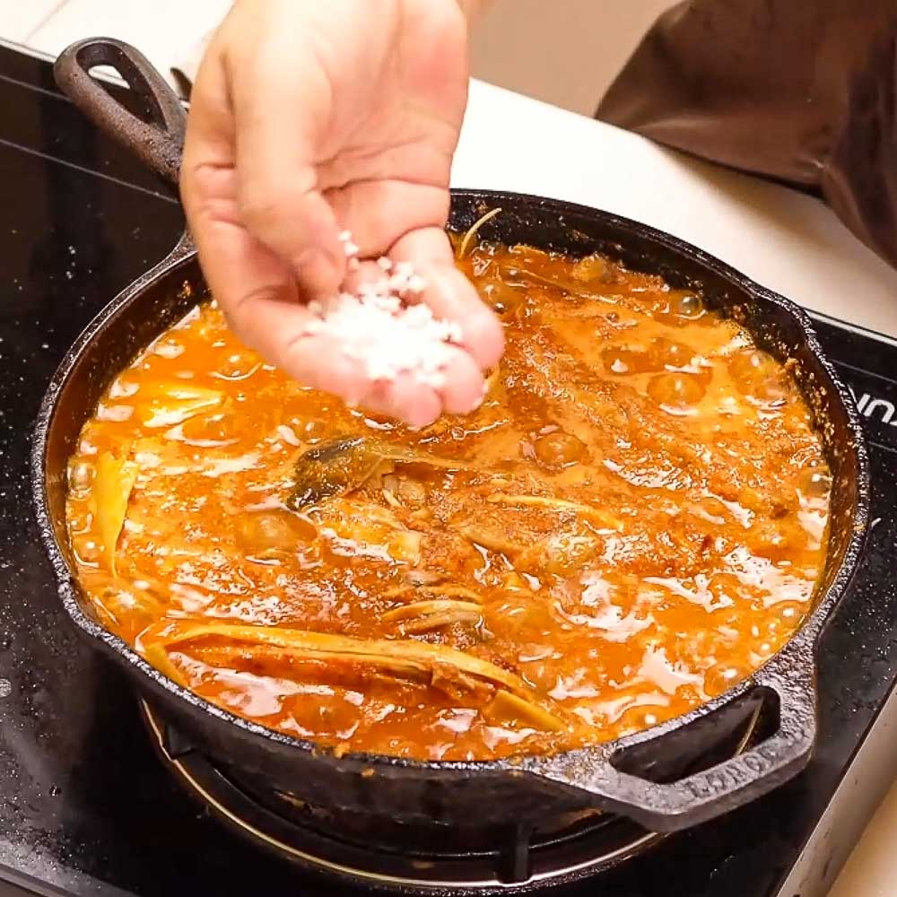 Cá Mòi Kho Chay Từ Hoa Chuối - Chua Ngọt Lạ Miệng (Không Bột Ngọt) 22 Rắc muối nêm nếm cá mòi kho chay